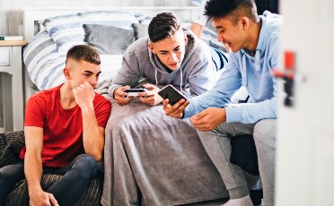 5g-teenagers-devices-tile.jpg