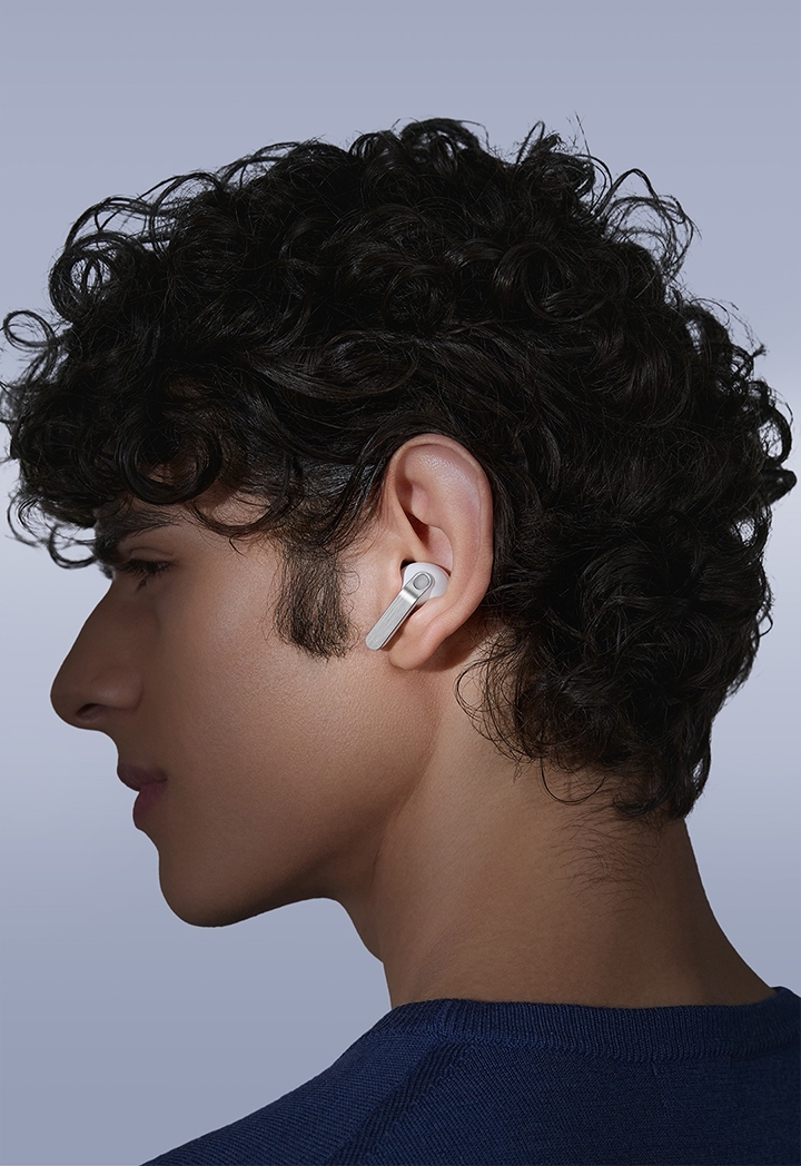 A person wearing Galaxy Buds4 Pro while looking toward the left.