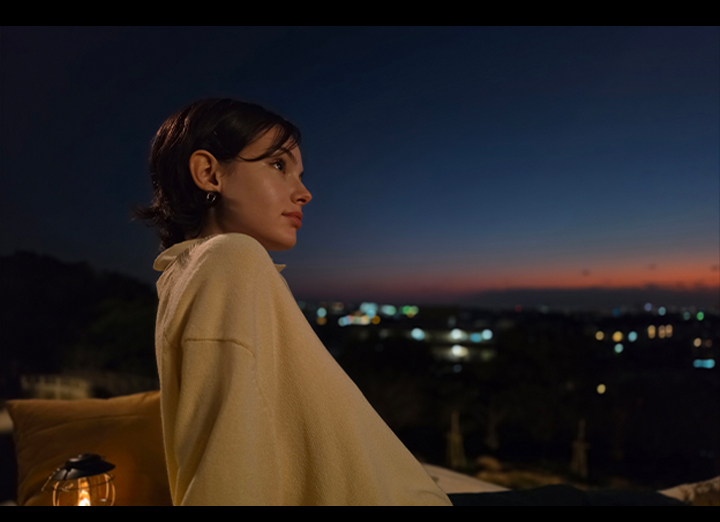 Two photos have been shot outside in low light. First, a portrait of someone. Next, a photo of two friends. With Nightography, details remain clear and vivid.