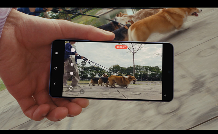 A video is being shot on Galaxy S26 Ultra with Super Steady's Horizontal Lock. The screen shows the user is recording a pet running. Even as they both run, the video remains level.