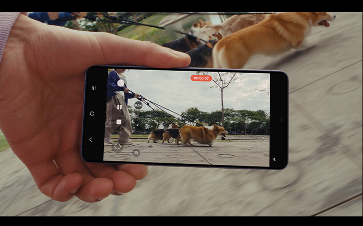 A video is being shot on Galaxy S26 with Super Steady's Horizontal Lock. The screen shows the user is recording a pet running. Even as they both run, the video remains level.
