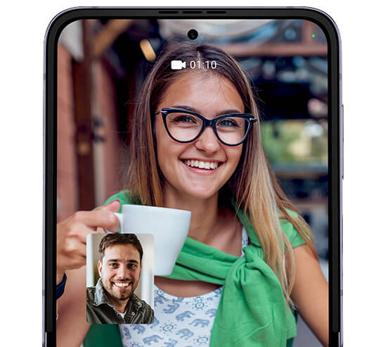 Face to face video call function on the Z Flip4.